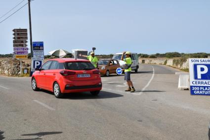 La presión de vehículos se mantiene en el camino de acceso a Cala en Turqueta y Son Saura a pesar del bus a Macarella.