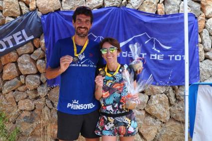 Maria Pallicer, con Toni Florit en el Km vertical Deià Teix