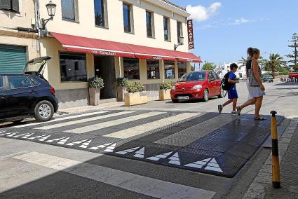 Los cojines berlineses obligan a los coches a pisar el freno y dan más visibilidad al peatón