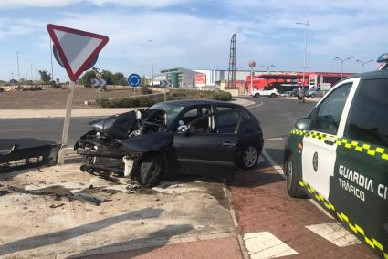 La parte delantera del automóvil quedó destrozada al chocar contra una señal y una farola este jueves en la rotonda de Sant Lluís