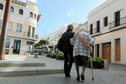 Menorca es la isla más envejecida de Balears y ello representa un reto para las Administraciones. Imagen de archivo tomada en Alaior.