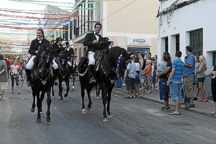 La ‘qualcada’ se dirige por el Cós a la ermita de Gràcia el ‘dissabte de festes’.