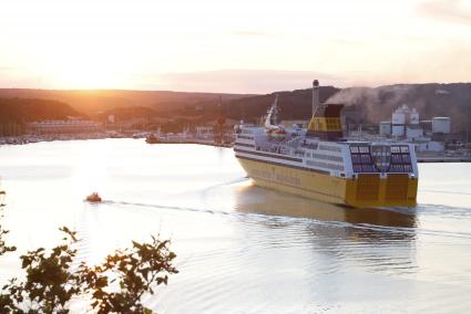 Imagen del buque «Mega Express» de la compañía Corsica Ferries entrando en el puerto de Maó.