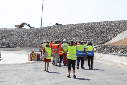 Empresa y Consorcio de Residuos participaron ayer de una visita guiada por los directores de obra para conocer la transformación de Milà