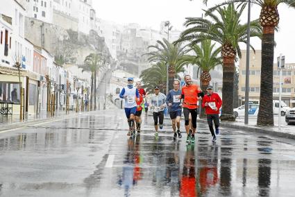 Un grupo de corredores, en pleno puerto, durante una pasada edición de la 10/5 Milles Ciutat de Maó