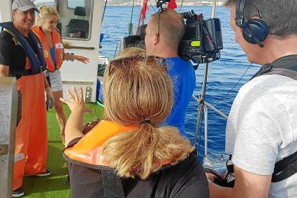 L’equip de la BBC durant la gravació d’una jornada de pesca de la llagosta a bord d’un llaüt