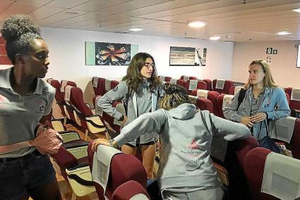 Neusa Neto, Olga Huguet y María Sanchís, este jueves por la tarde, en el barco de Baleària que las transportó hasta Barcelona