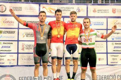 El ciclista de Ciutadella Albert Torres se ha colgado la medalla de oro en Persecución individual la tarde de este viernes durante el inicio del Campeonato de España de ciclismo en pista y una hora más tarde ha conseguido otro oro en Puntuación