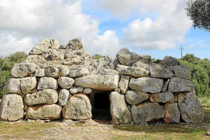 Les navetes de Rafal Rubí són dues construccions funeràries de l’edat del bronze i estan molt a prop l’una de l’altra