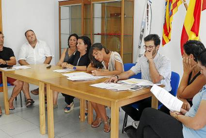 Imagen de archivo de un pleno de la Junta Local de Fornells durante el verano pasado.