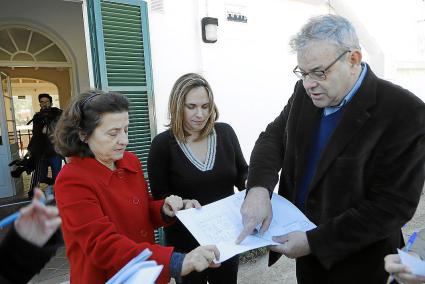 La consellera Fina Santiago, junto a Susana Mora, atiende las explicaciones sobre el proyecto en su visita de 2017.