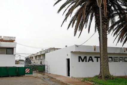 CIUTADELLA - Ciutadella pide que todos los municipios y el Consell asuman el déficit del matadero.