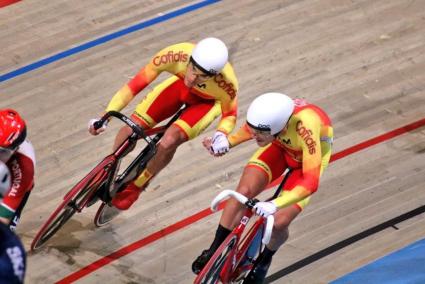 Momento de la carrera de ayer entre Albert Torres y el valenciano Sebastián Mora, durante la disputa de la prueba de Madison, en Holanda