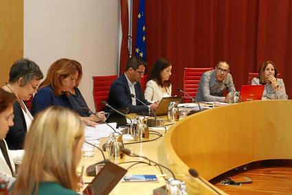 Los consellers durante el pleno celebrado ayer en el que el PP inquirió de nuevo por las obras de la carretera general.