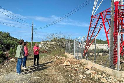 Laura Anglada y Joana Gomila junto a representantes de la Asociación de Vecinos de Cala en Bosc, este jueves