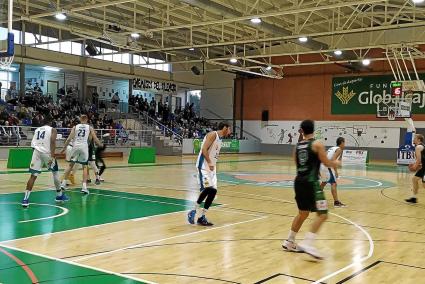 La defensa del Hestia Menorca fue un quebradero de cabeza este pasado sábado en La Roda. En la imagen, Pitu, pendiente del balón.