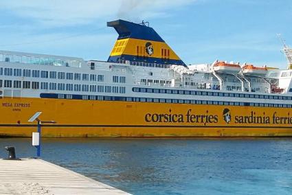 Imagen del buque «Mega Express» durante las pruebas de maniobra de entrada y salida en el puerto de Ciutadella que se realizaron durante la mañana de este martes