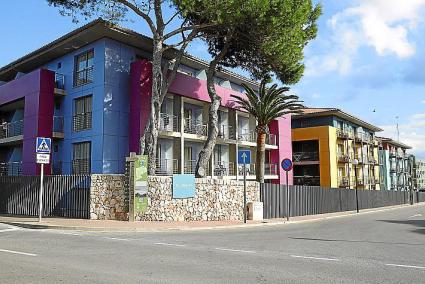 Vista del hotel antes denominado Barceló Pueblo y ahora Occidental Menorca , en Punta Prima.