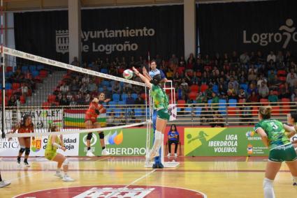 La atacante argentina, Maira Westergaard, en plena ofensiva, una semana más determinante para la victoria menorquina