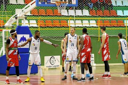 Los norteamericanos Covington y Guebert, ayer en Villarrobledo, armando una nueva defensa frente a la ofensiva local