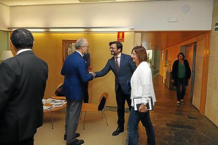 En el centro de la imagen, Manuel García, representante del Gobierno en la comisión ‘antiapagón’.