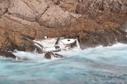 El catamarán, ayer tarde seguía en las rocas.