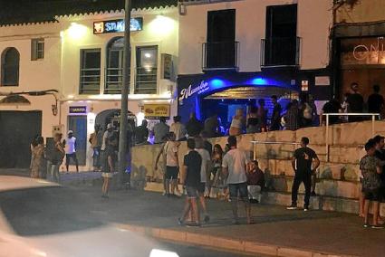 El agresor fue detenido posteriormente en el Andén de Poniente del puerto de Maó.