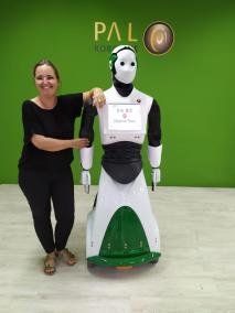 El robot humanoide junto a Solà.