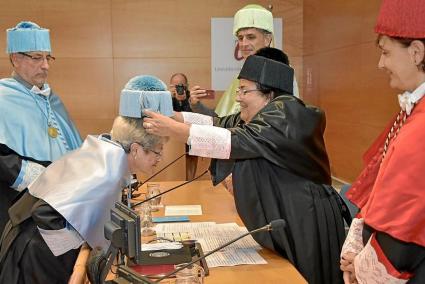 Moment de la imposició del birret de doctora Honoris Causa de la Universitat Rovira i Virgili de Tarragona a Pilar Benejam. Fotos: URV TARRAGONA