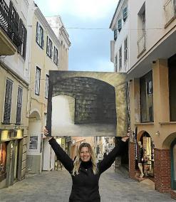 L’artista, amb un dels quadres, al centre de Maó