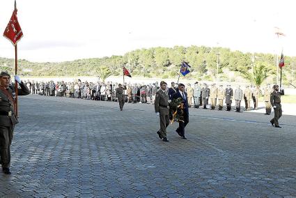 Momento del desfile en honor a los caídos en la base militar de San Isidro.