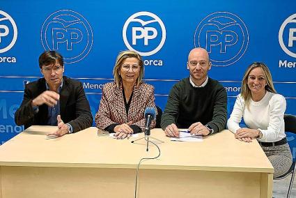 Salgado, Sugrañes, Vilafranca y Reynés ayer en la sede del PP en Maó.