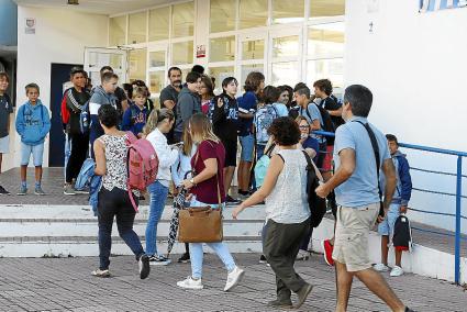 Imagen de estudiantes entrando en el instituto Cap de Llevant de Maó