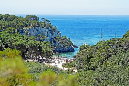 Imagen de la playa de Macarella, una de las más emblemáticas de la costa menorquina.