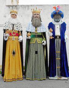 En Gaspar, al mig, és el més veterà dels tres Reis gegants de Llucmaçanes