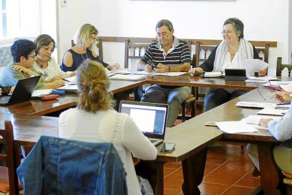 Imagen de los alcaldes en una reunión celebrada en El Toro para poner en común asuntos de carácter municipal