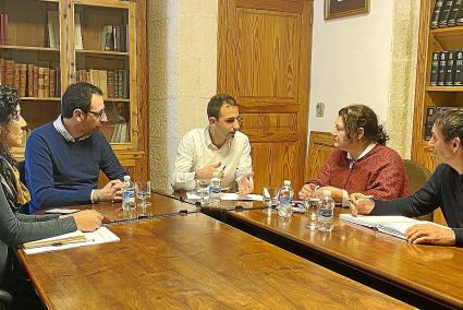 La consellera Mae de la Concha y los concejales Cristóbal Marqués y Rafel Quintana, esate miércoles en Alaior