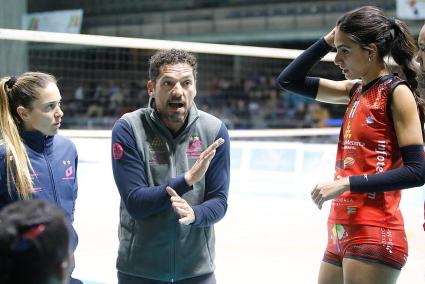 El entrenador del Avarca, Bep Llorens, se dirige a sus jugadoras.