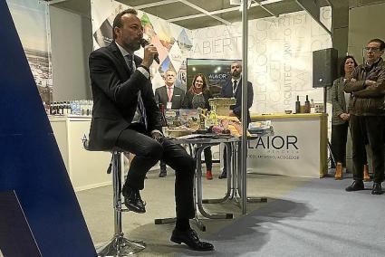 El alcalde de Alaior, José Luis Benejam, en el estand del municipio en Fitur