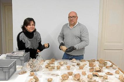 Hallan en Menorca un depósito intacto de vasos prehistóricos funerarios