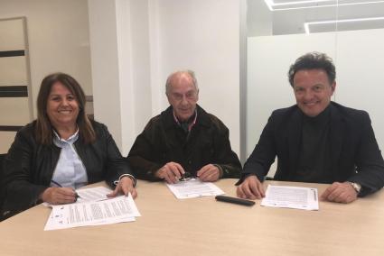 La consellera insular de Movilidad, Francesca Gomis, y el propietario de la finca Torre Vella, Gonzalo de Olives