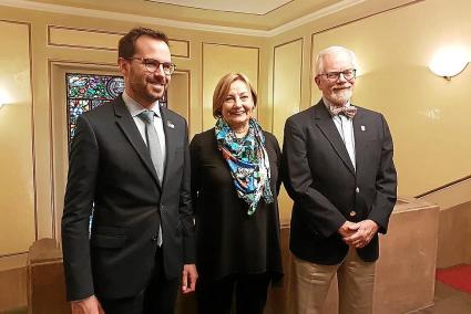 Héctor Pons, Mariví Monteserín y Tracy Upchurch en el ayuntamiento de Avilés