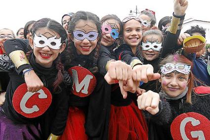 CARNAVAL . Els escolars del ¿Mare de Déu del Toro¿ han sortit al carrer amb permís de la pluja.