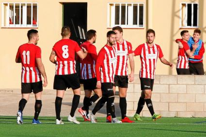 Varios jugadores del Mercadal, tras un gol en un partido de la presente temporada.