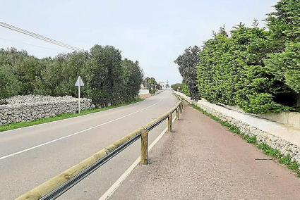 La estructura de madera colocada en la carretera