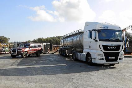 Uno de los camiones de la empresa Valeriano Allés cargando agua en la depuradora