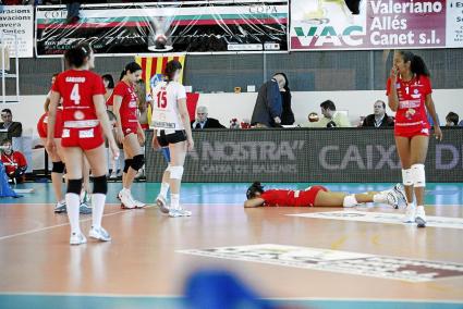 Las jugadoras del Valeriano Allès Menorca, abatidas en el Pavelló Municipal de Ciutadella tras perder la final del 2009 ante Murcia.