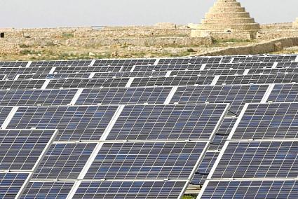 Placas solares y bienes etnológicos concilian su presencia en Punta Nati.