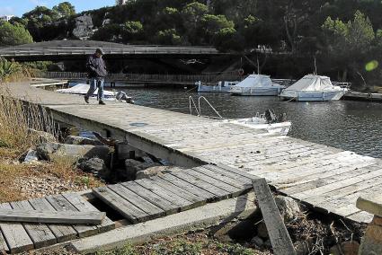 Hace ya tres años que se suceden las quejas por el mal estado de la pasarela del Riu de Cala Galdana.