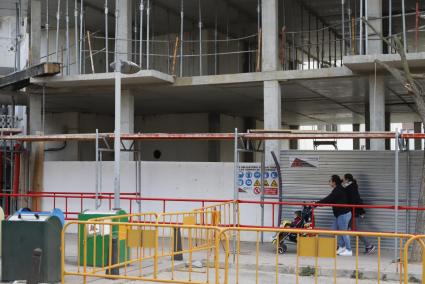 Fachada en obras de una de las promociones de pisos que actualmente están en construcción en el centro de Maó.